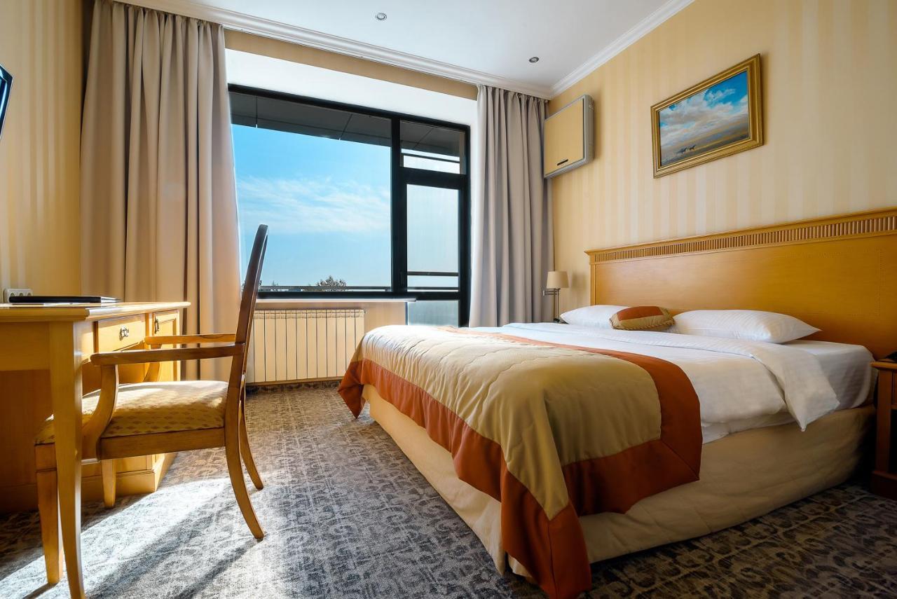 Cosmonaut Hotel Karagandy Екстериор снимка