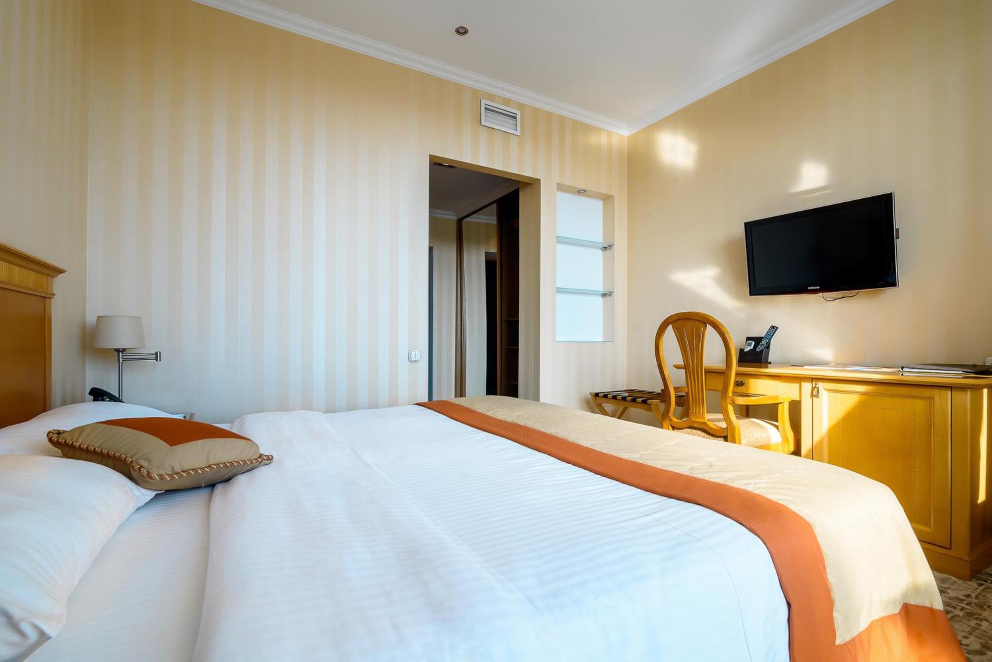 Cosmonaut Hotel Karagandy Екстериор снимка