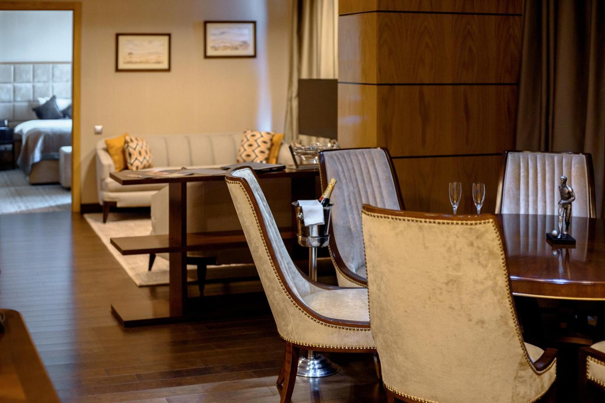 Cosmonaut Hotel Karagandy Екстериор снимка