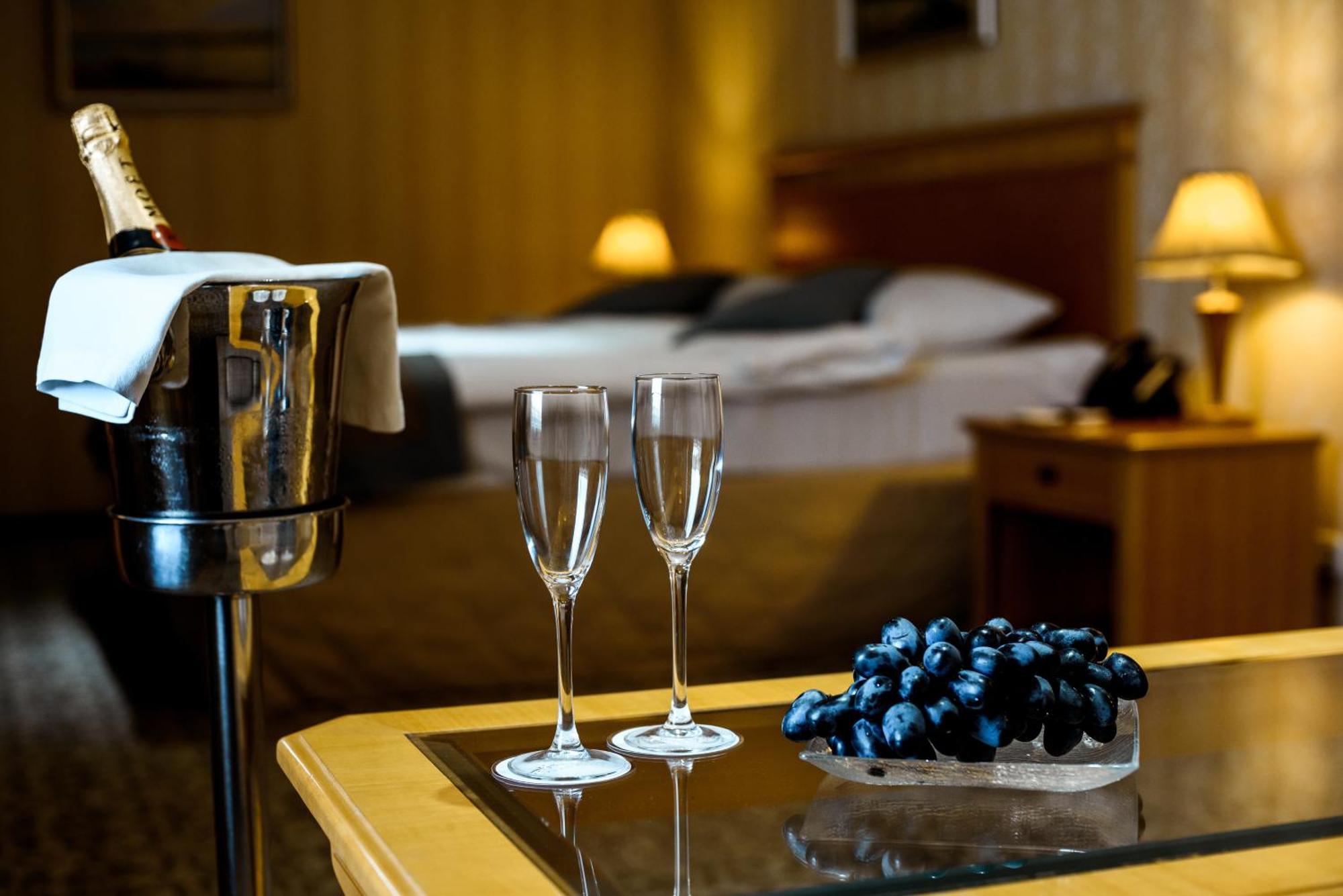 Cosmonaut Hotel Karagandy Екстериор снимка